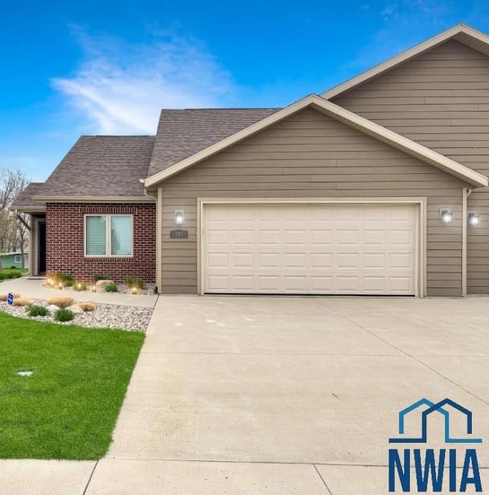 306 Prairie Bluff Dr, Sergeant Bluff, Iowa 51054