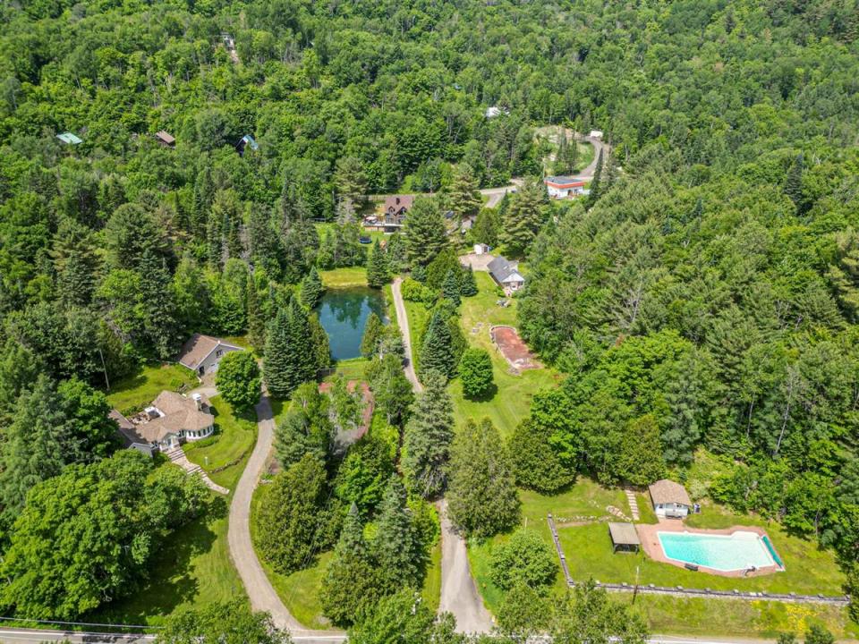 1383-1395  Ch. du Lac-Renaud, Sainte-Adèle, Quebec J8B 2T5, Canada