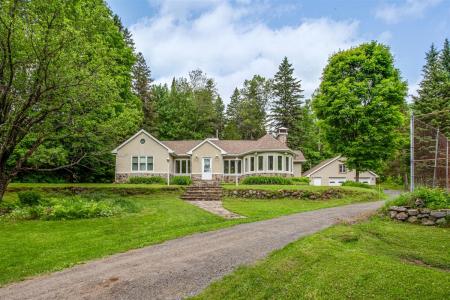 1383-1395  Ch. du Lac-Renaud, Sainte-Adèle, Quebec J8B 2T5, Canada