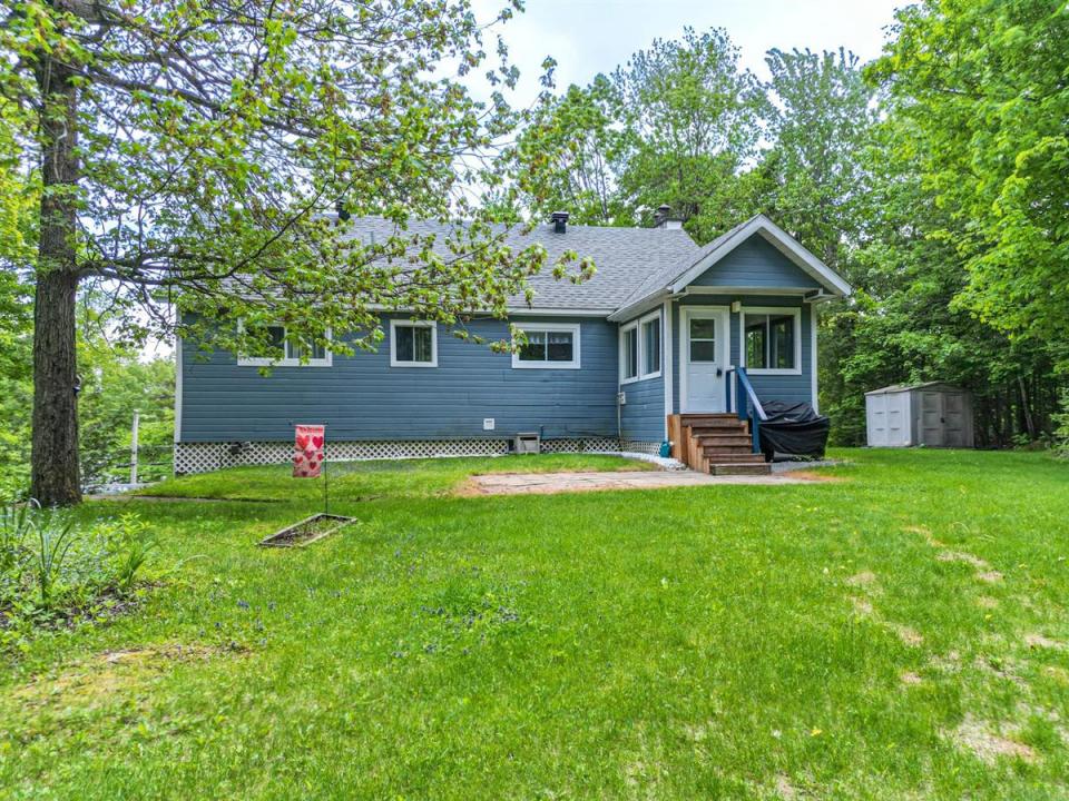 14 Ch. Lakeshore, Morin-Heights, Quebec J0R 1H0, Canada