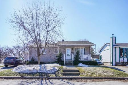 3060  Rue Christiane, Laval (Fabreville), Quebec H7P 1J3, Canada