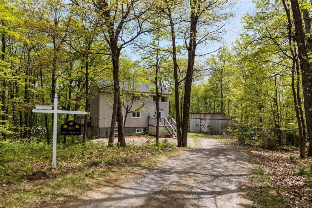 25 Rue du Mont-Tremblant, Cantley, Quebec J8V 3B2, Canada