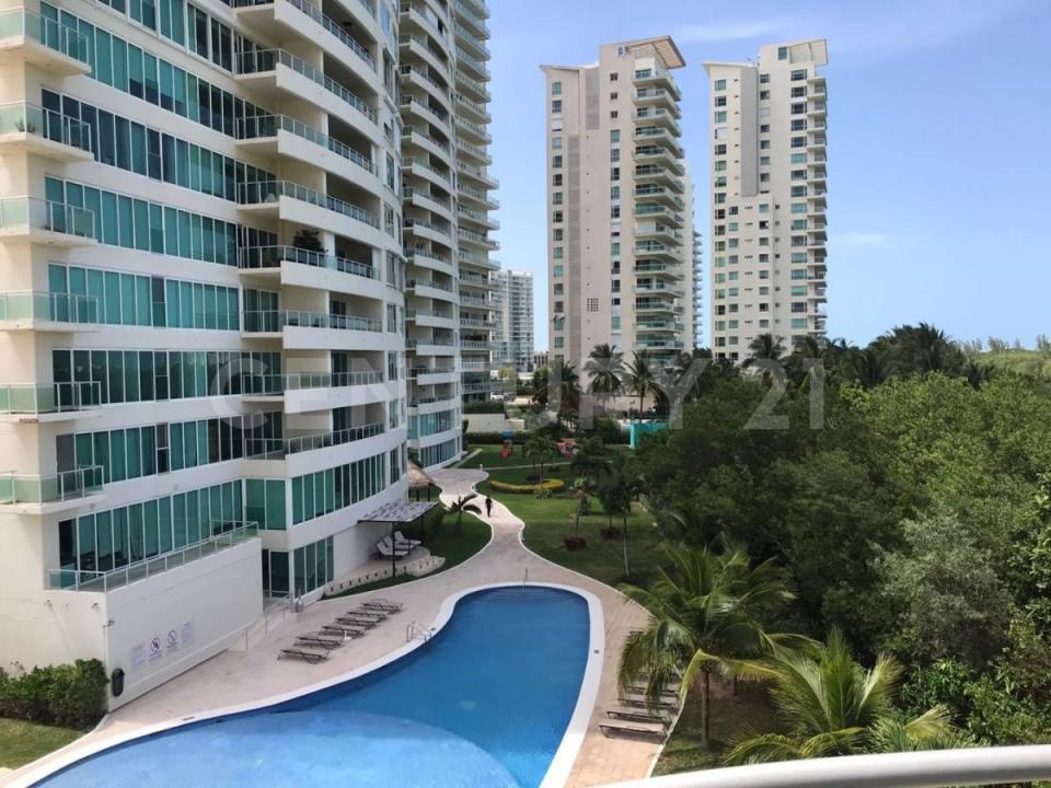 Isola , Cancún/Benito Juárez, Quintana Roo 77500, Mexico