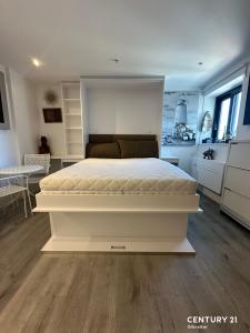 0/1, 220, The Hub, Eastside, Gibraltar