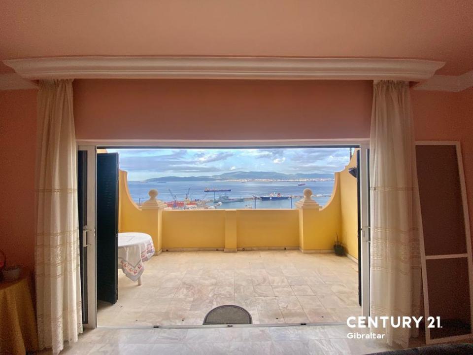 0/1, 220, South District, South District, Гибралтар