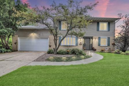 93 Faringdon Dr, Crystal Lake, Illinois 60014, USA