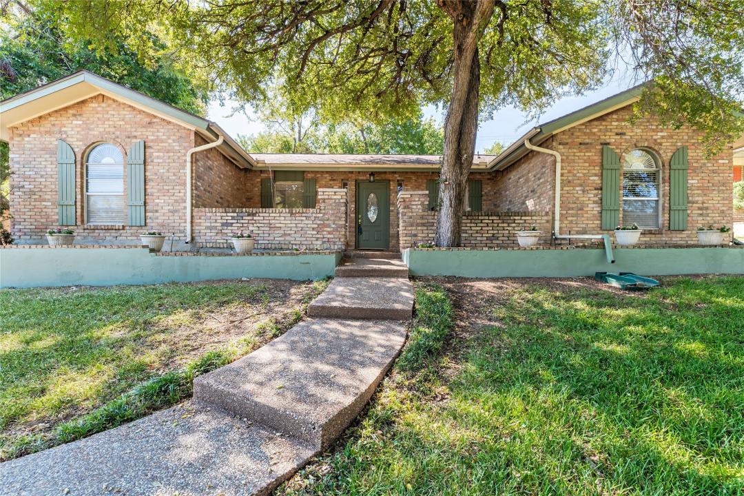 1917 Rock Creek Drive, Grand Prairie, Texas 75050