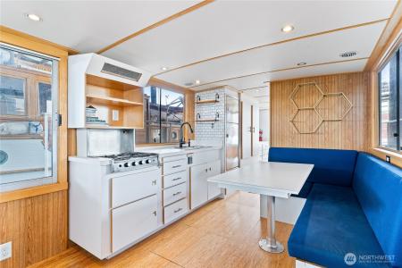 2401 N Northlake Way , C22, Seattle, Washington 98103, USA