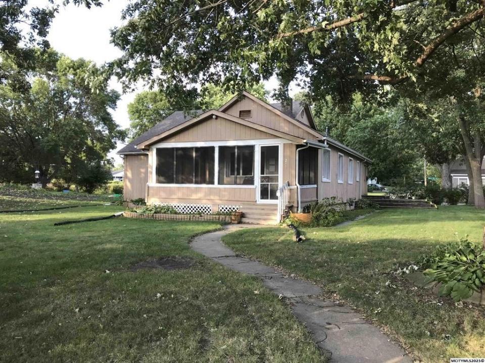 211 Mars Hill Dr, Clear Lake, Iowa 50428