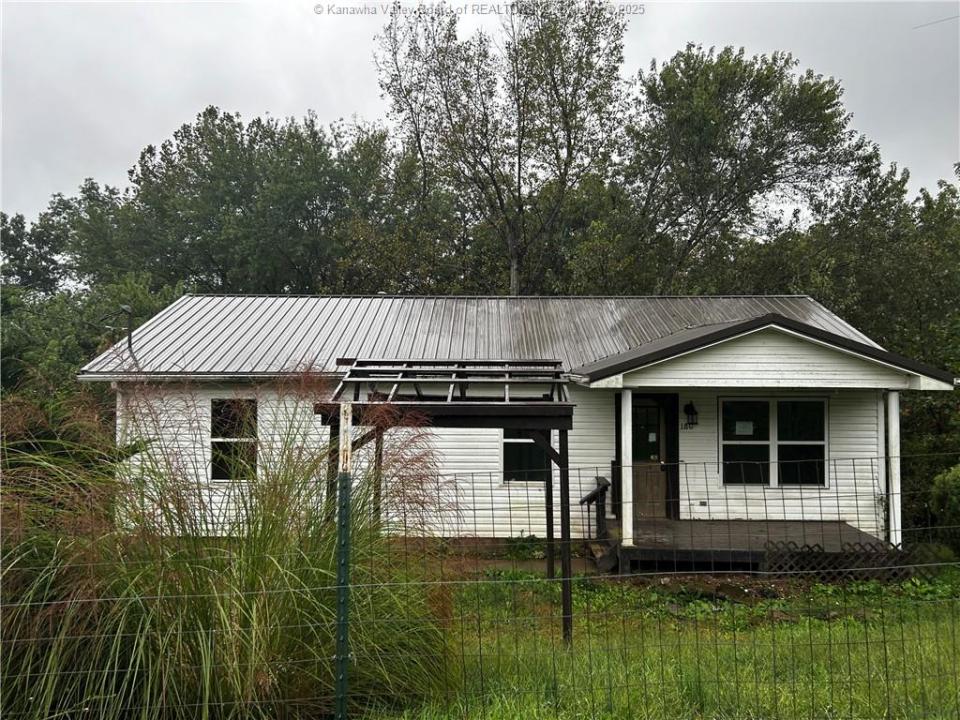 180 Oak Addition Drive, Spencer, West Virginia 25276, HOA KỲ