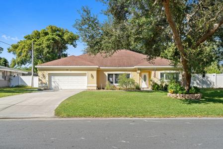490 Woodland Dr., Largo, Floryda 33771, USA